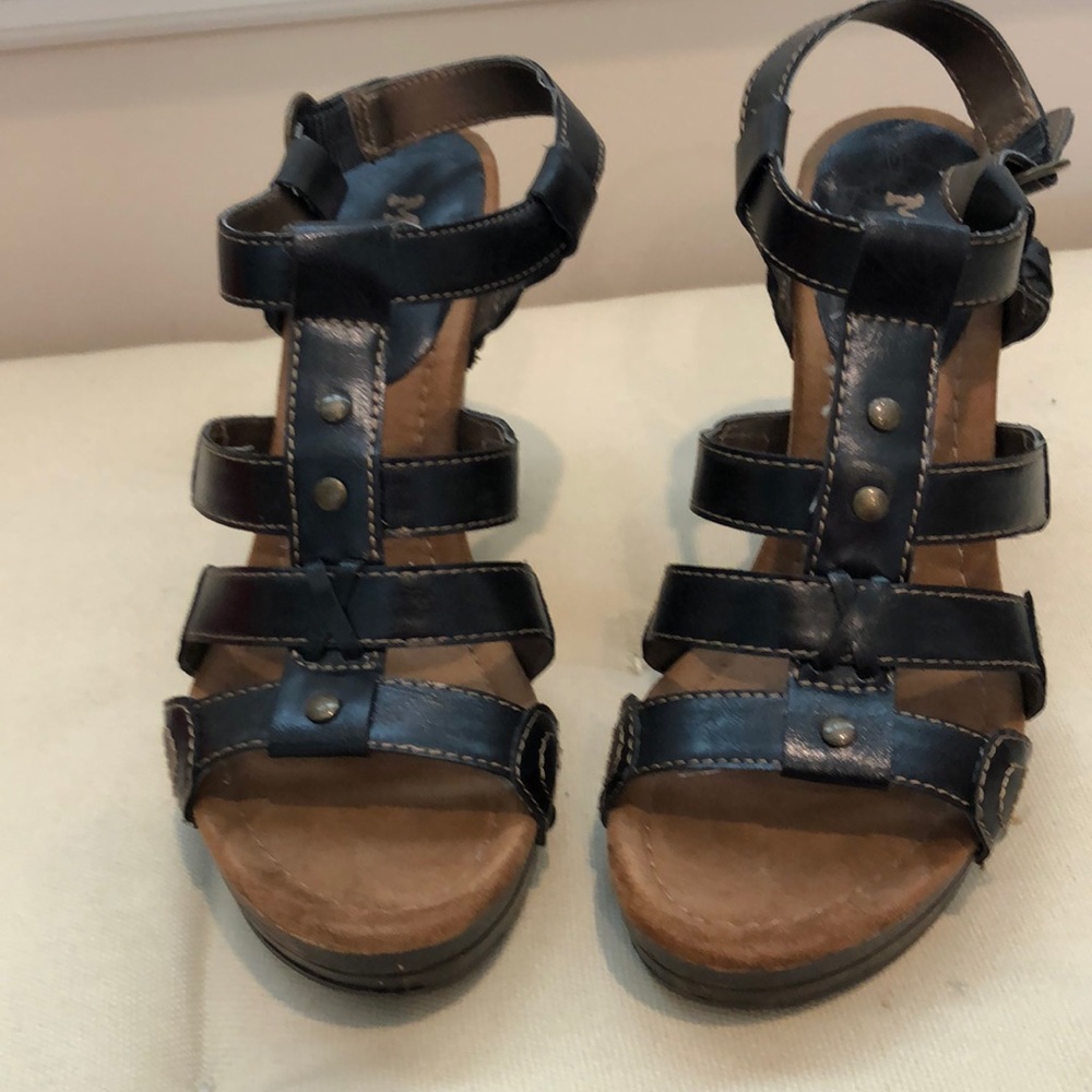 Mudd black leather strapped heels